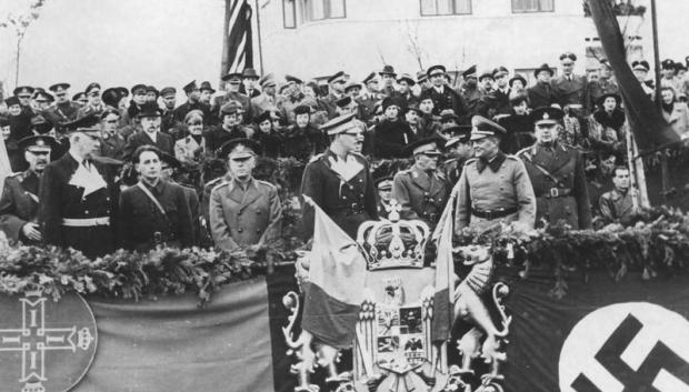 Palco del desfile en celebración de la firma por Rumania del Pacto Tripartito. En la foto aparecen Ion Antonescu (cuarto) y el monarca rumano, Miguel I (quinto)