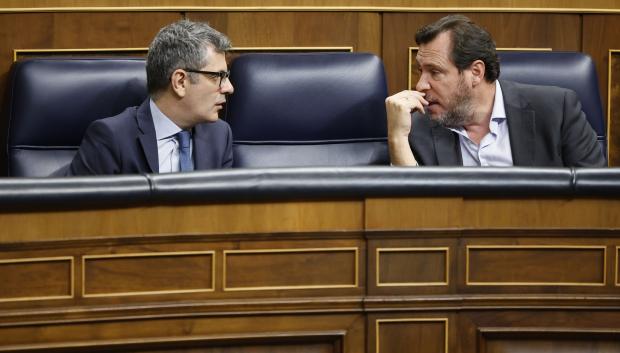 Óscar Puente conversa con Félix Bolaños, este miércoles en el Pleno