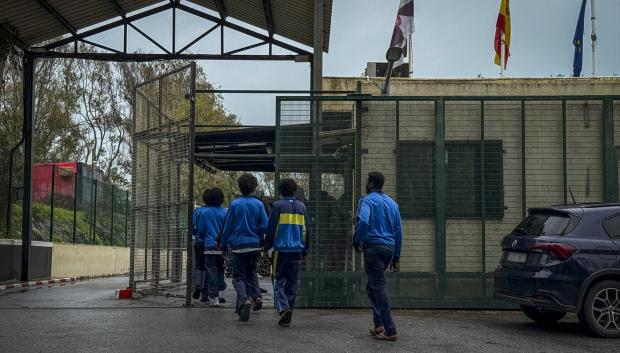 Un grupo de personas a su llegada al Centro de Estancia Temporal de Inmigrantes (CETI) de Ceuta