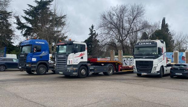 Las góndolas de transporte para tractores aparcadas a las afueras de Madrid