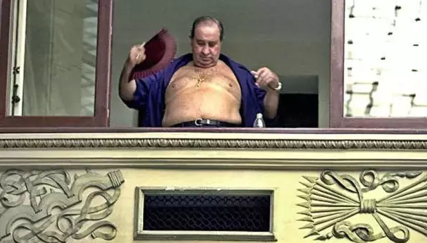 Jesús Gil asoma descamisado y abanicándose tras un receso del juicio por el `caso Malaya