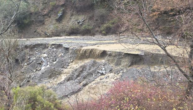 Derrumbe en el acceso a Peñalba de Santiago (León)