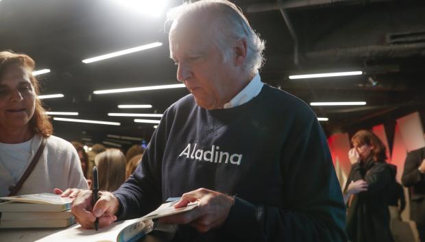 Paco Arango en la firma de libros en Madrid