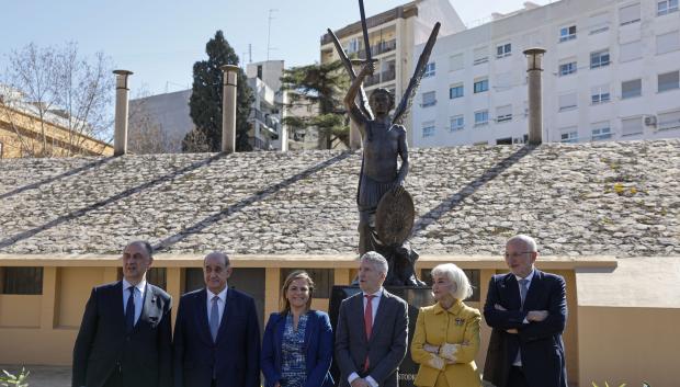 De izquierda a derecha: Juan Carlos Valderrama, conseller de Emergencias e Interior, Francisco Pardo, director general de la Policía, Pilar Bernabé, delegada del Gobierno, Fernando Grande-Marlaska, ministro del Interior, y los mecenas y empresarios Hortensia Herrero y Juan Roig.