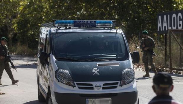 Los agentes muestran una imagen de los vehículos que usan en realidad