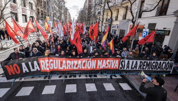 Concentración en protesta por la regularización de inmigrantes aprobada por el Gobierno central
