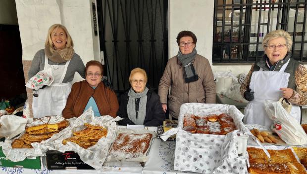 Vecinas de Lucena del Cid vendiendo productos típicos en una 'paraeta'