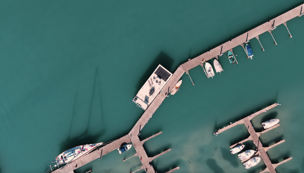 El Aqva amarrallado al muelle