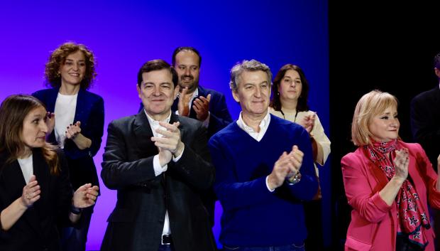 El presidente del Partido Popular, Alberto Núñez Feijóo, interviene en la presentación de candidaturas para las próximas elecciones a las Cortes de Castilla y León del 15 de marzo junto al presidente del PP de Castilla y León y candidato a la reelección a la Presidencia de la Junta, Alfonso Fernández Mañueco; el presidente del PP de Salamanca y alcalde de la capital, Carlos García Carbayo; y las cabezas de lista por Burgos y Soria, Marta Arroyo y Rocío Lucas.