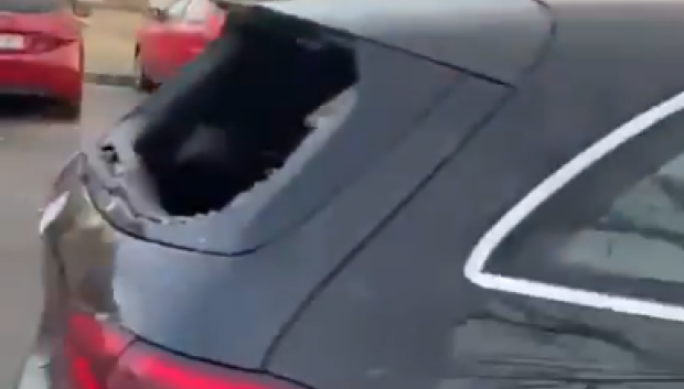 Decenas de coches literalmente reventados