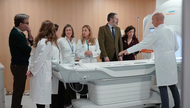 Autoridades ante el nuevo equipo de resonancia del Hospital Reina Sofía de Córdoba