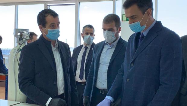 Pedro Sánchez y los hermanos Escribano, en 2021