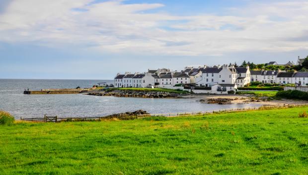 Vista del puerto y la ciudad de Port Charlotte en la isla de Islay, Escocia