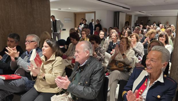 La sala del hotel abarrotada, con aforo de 70 personas, superó el centenar