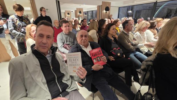 Los asistentes posan orgullosos de tener los dos ejemplares de Entrambasaguas