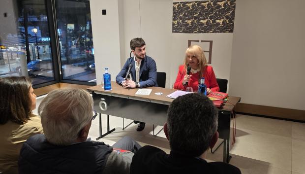 Alejando Entrambasaguas junto a la moderadora de la charla, Amparo de la Gama