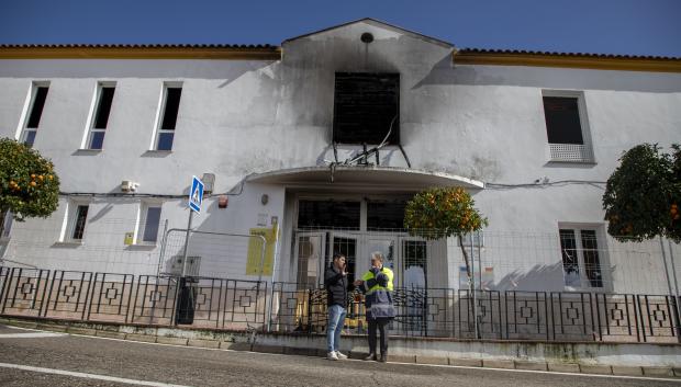 En la imagen, se aprecian los efectos del incendio en el edificio