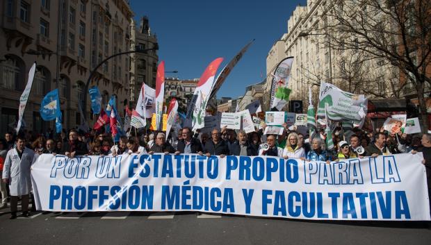 Manifestantes portan pancarta con lema 'Por un estatuto propio para la profesión médica y facultativa' durante la manifestación contra el Estatuto Marco del Ministerio de Sanidad