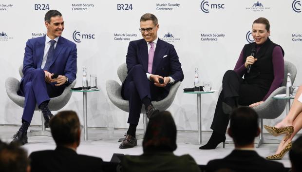 Sánchez con Alexander Stubb y Mette Frederiksen, mandatarios de Finlandia y Dinamarca respectivamente