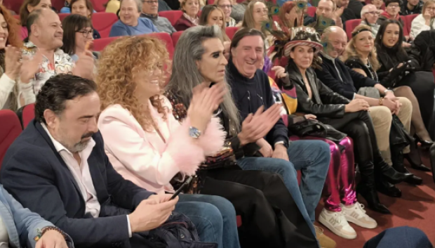 Mario Vaquerizo entre los asistentes al pregón de Carnaval, en el teatro Quijano