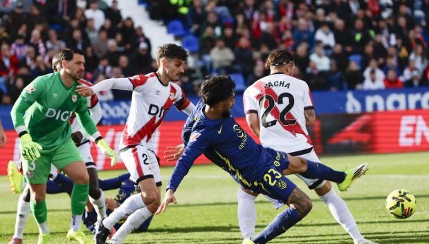 Nico González (2d) intenta controlar un balón en el partido ante el Rayo