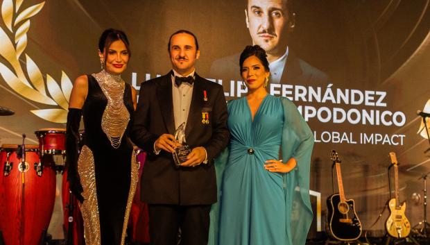 El VI Marqués de Lises recibiendo un galardón en reconocimiento a su excelencia e impacto global