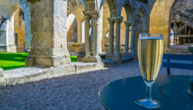 Una copa de vino espumoso en el Claustro de los Cordeliers, en Saint-Émilion (Francia)