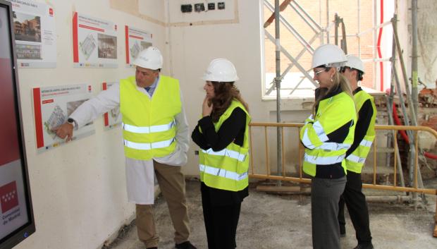 La consejera de Sanidad de la Comunidad de Madrid, Fátima Matute, durante su visita a las obras de remodelación del Hospital Clínico San Carlos