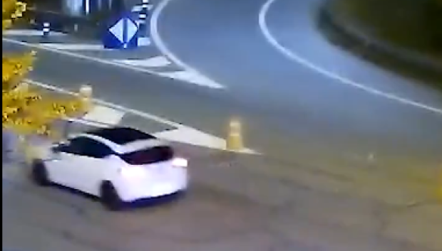 La conductora da la vuelta y emprende la huida en sentido contrario