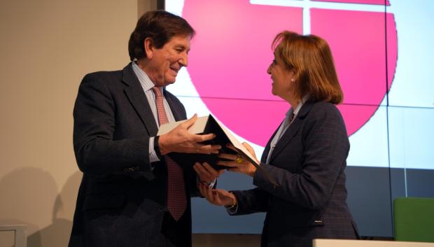 Ricardo López Crespo recibe un obsequio de manos de Maria Fernanda Paz de Vera