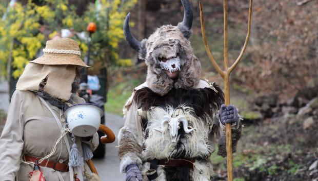 Varias personas disfrazadas durante la celebración del Domingo de Entroido