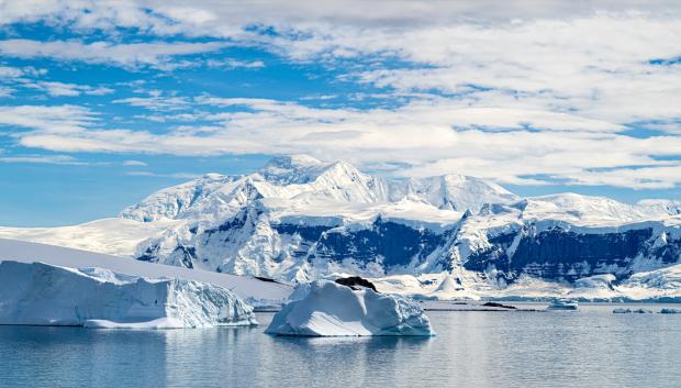 Azul y blanco, los colores del verano austral en la Antártida