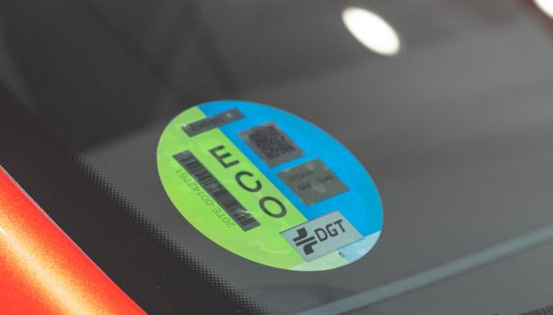 Un coche con etiqueta ECO vale de media 2.500 euros más que un C