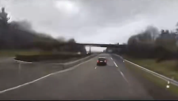 El camión está a punto de llevarse por delante el coche con el que circula en paralelo