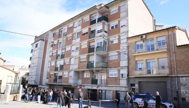 Vista del edificio de Manlleu (Barcelona) donde tuvo lugar el incendio