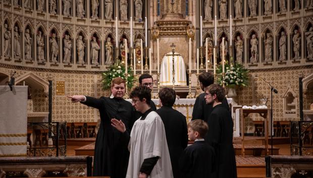 Seminaristas oratorianos orientan a los monaguillos, previo a la celbración de la Candelaria el pasado día 2 de febrero