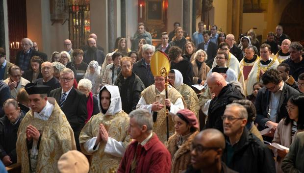 Monseñor Bernard Longley, arzobispo de Birmingham, en una procesión previa a una Celebración del Sacramento del Bautismo el año pasado