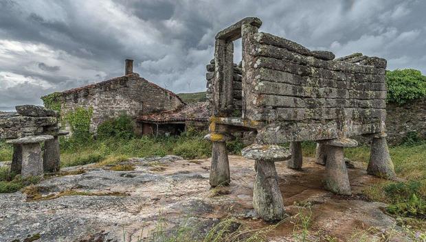 Edificios en pie en la aldea en venta