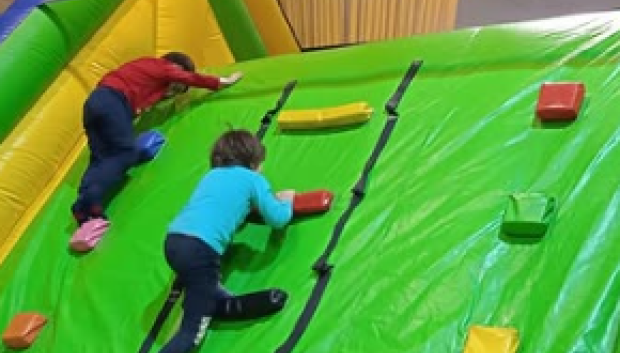 Niños jugando en activida de Bierzo Natura