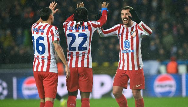 Ademola Lookman celebra con sus compañeros el 0-2