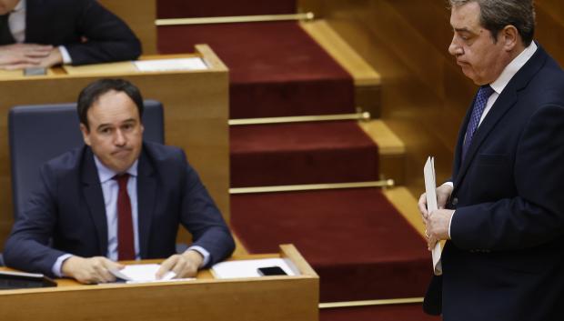 Imagen de Pérez Llorca y José María Llanos, portavoz de Vox, tomada en las Cortes Valencianas