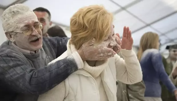 Los participantes, de todas las edades, se divierten como niños