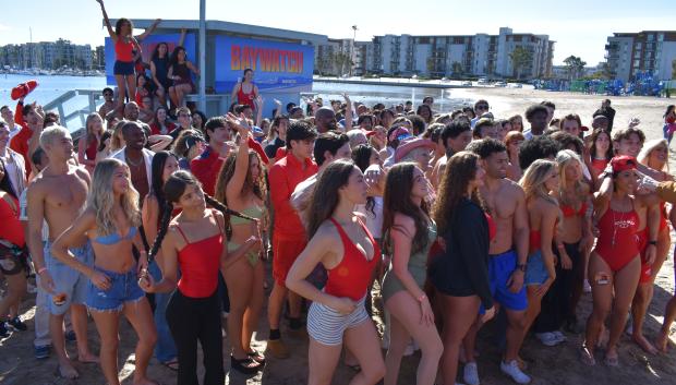 AME6721. LOS ÁNGELES (ESTADOS UNIDOS), 18/02/2026.- Personas asisten a un casting este miércoles, en Los Ángeles (Estados Unidos). Cientos de aspirantes abarrotaron una playa de Los Ángeles con vibrantes trajes de baño color rojo con la ilusión de formar parte del reinicio de la legendaria serie noventera 'Baywatch', que regresa reinventada con "una versión idealizada del sur de California", según adelantó a EFE el director Joseph McGinty Nichol, más conocido como McG. EFE/ Mónica Rubalcava