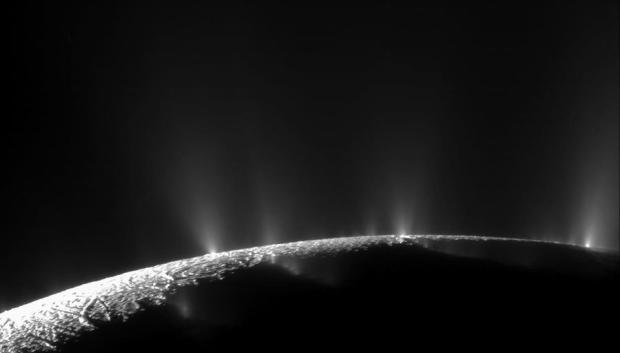 El criovulcanismo en Encélado, la luna helada de Saturno, expulsa material de su océano subterráneo en columnas de vapor de agua y granos de hielo