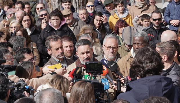 El presidente de Vox, Santiago Abascal, visita Peñafiel (Valladolid) junto al candidato de su partido a la Junta, Carlos Pollán