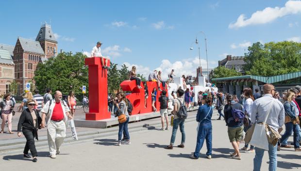 Turistas en la zona del Rijksmuseum de Amsterdam