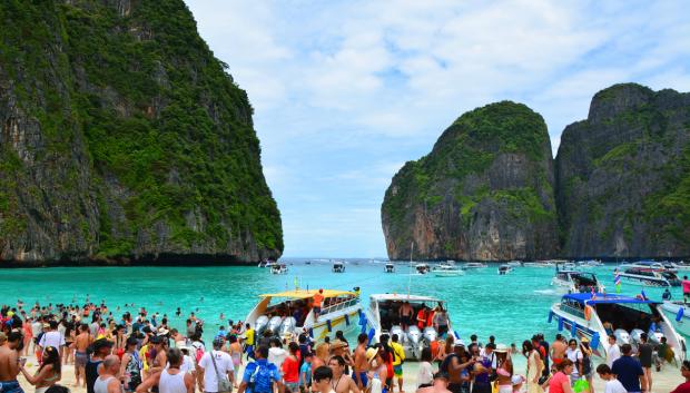La famosa playa de Maya Bay (Tailandia) llena de gente