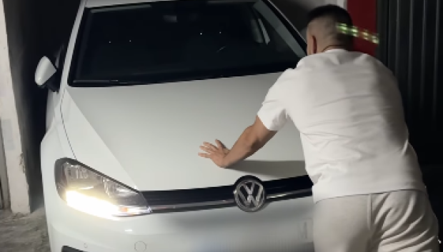 El coche entra ajustado al milímetro