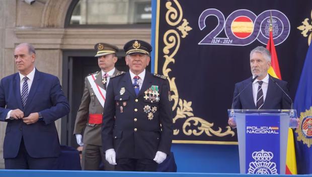 El ministro Fernñando Grande-Marlaska con el ex DAO dimitido por una presunta agresión sexual