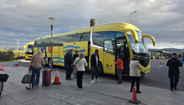 Pasajeros del tren acuden al autobús para completar el viaje